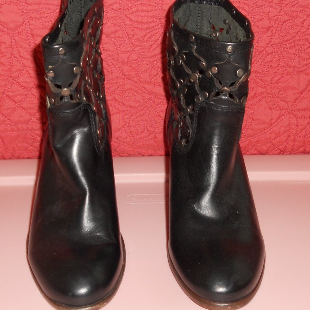 Frye 7 Black Leather Laser Cut Western Boots - Picture 2 of 9